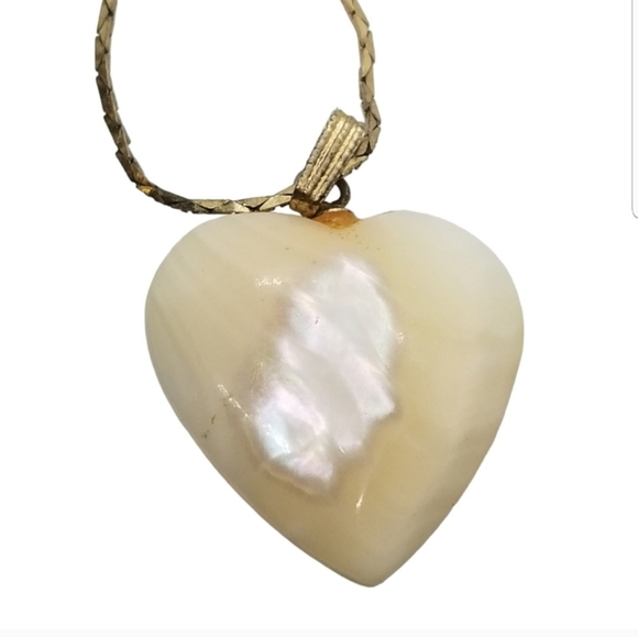 VINTAGE CARVED MOTHER OF PEARL HEART PENDANT & GOLDTONE CHAIN NECKLACE - Picture 4 of 6